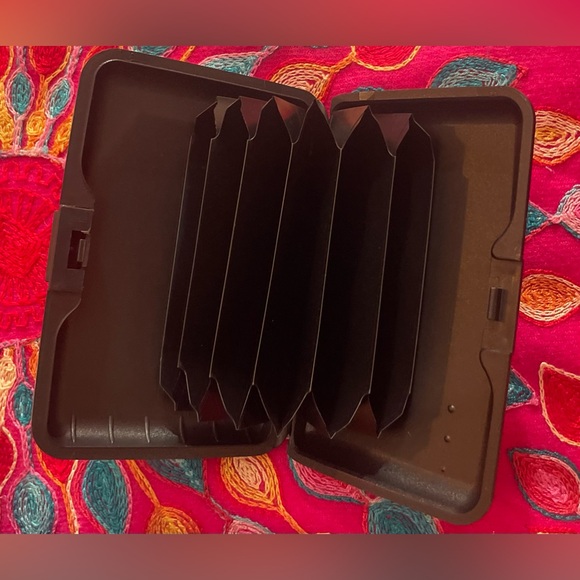 Electric blue Amanda Smith leather purse. Measures approximately 8 x 6“. EUC - Picture 9 of 10